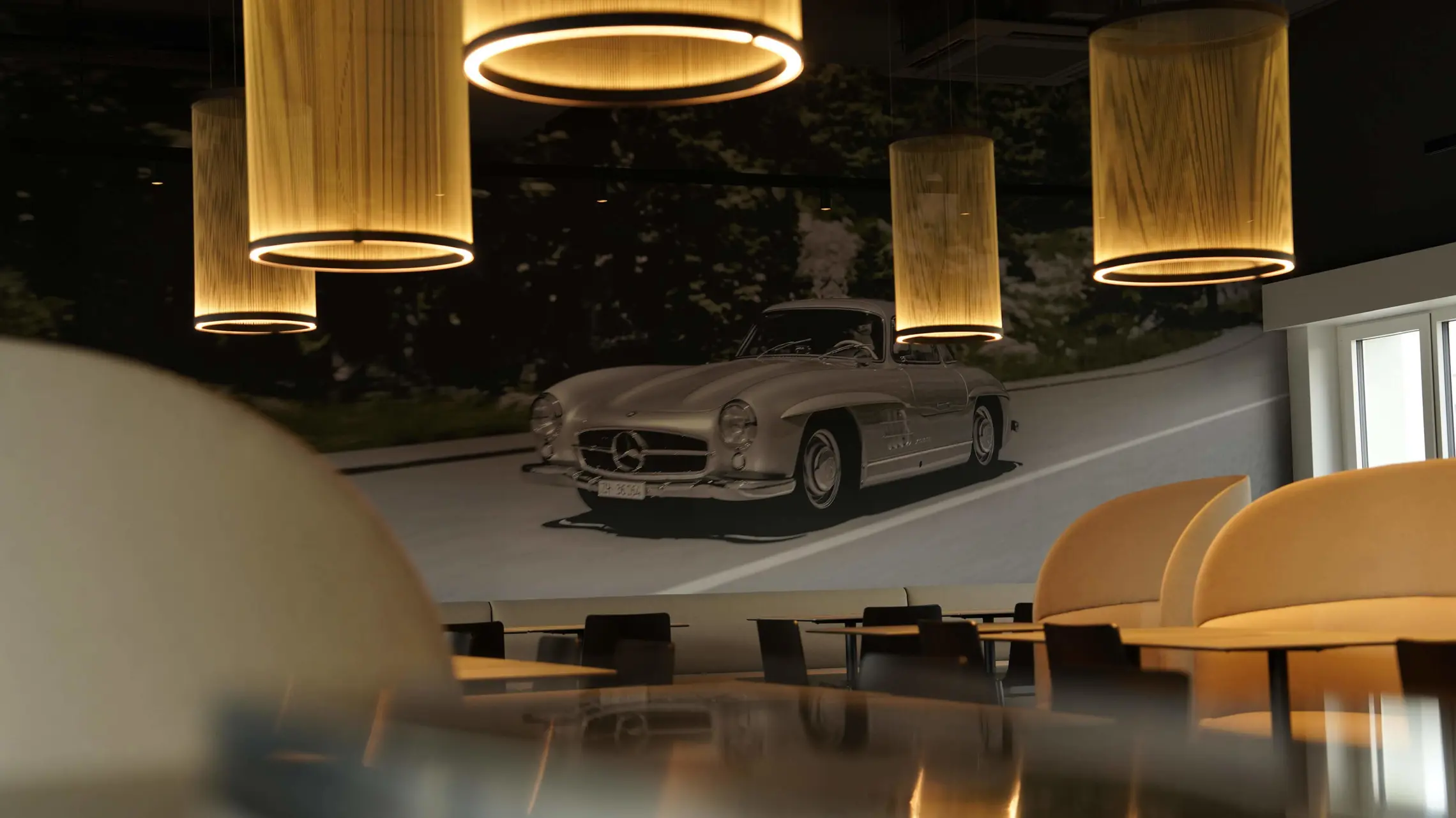 Innenraum des Gullwing MERBAG Personalrestaurant mit Blick auf einen klassischen Mercedes 300 SL
